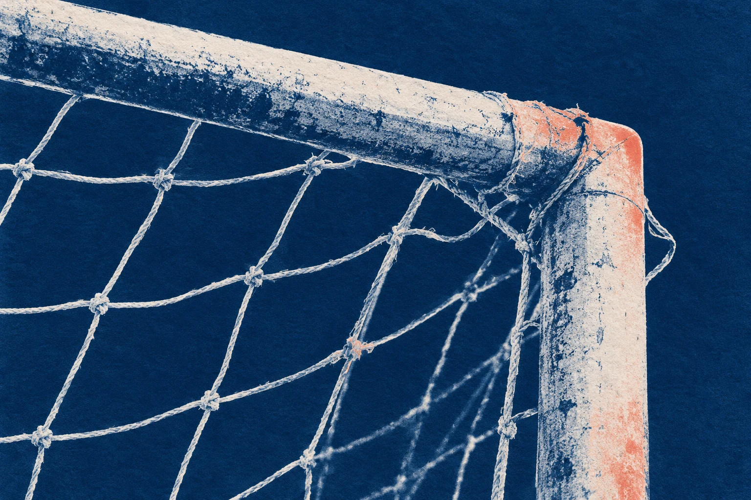 Ilustración IA de una portería y una red imaginarias en cianotipia; no muestra un lanzamiento, una trayectoria, un estadio real ni una decisión arbitral.