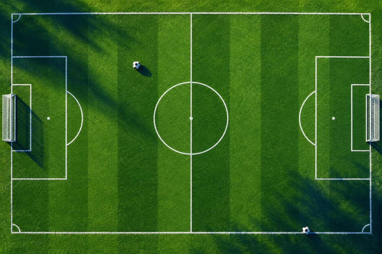 Campo de fútbol inventado visto desde arriba con dos balones separados, dibujo IA sin partido real.