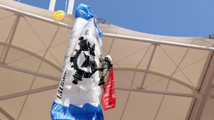 El partido de la Copa de Campeones se retrasó después de que el paracaidista se atasque en el techo

