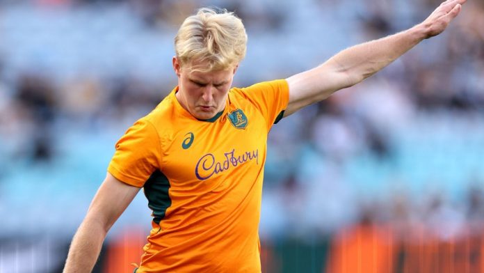 Schmidt mira a Tom Lynagh, debut en Wallabies entre las manos de Crespigny
